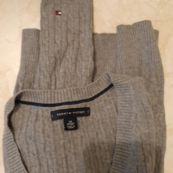 Tommy Hilfiger xs grey cable knit sweater v neck - Picture 3 of 6